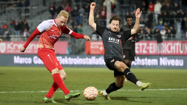 28 11 2025, xfsx, Men, Soccer, Season 2025 2026, Regionalliga Bayern, 20 Matchday FC Wuerzburger Kickers TSV Buchbach v li Luke Hemmerich FC Wuerzburger Kickers , Tobias Heiland TSV Buchbach Wuerzburg AKON ARENA Bayern Germany