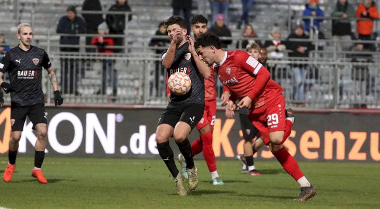 28 11 2025, xfsx, Men, Soccer, Season 2025 2026, Regionalliga Bayern, 20 Matchday FC Wuerzburger Kickers TSV Buchbach v li Sascha Hingerl TSV Buchbach , Sammy Ammari TSV Buchbach , Dion Berisha FC Wuerzburger Kickers Wuerzburg AKON ARENA Bayern Germany