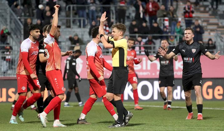 28 11 2025, xfsx, Men, Football, Season 2025 2026, Regionalliga Bayern, Matchday 20 FC Wuerzburger Kickers TSV Buchbach v li Referee Leonhard Burghartswieser points to handball and thus penalty Wuerzburg AKON ARENA Bayern Germany