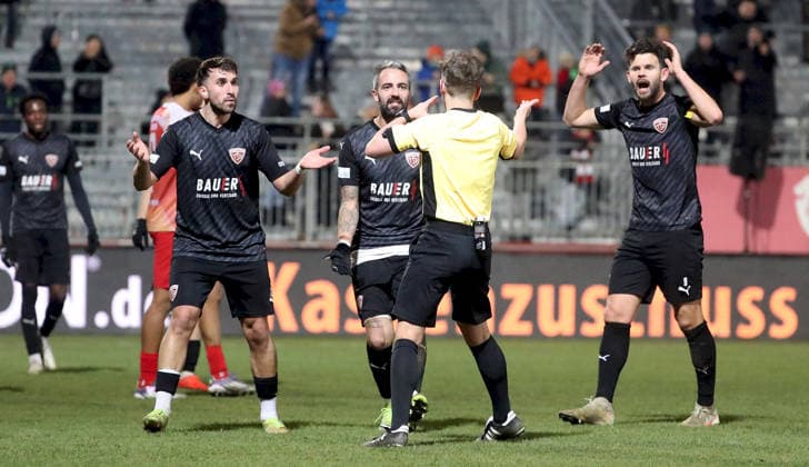 28 11 2025, xfsx, Men, Soccer, Season 2025 2026, Regionalliga Bayern, 20 Matchday FC Wuerzburger Kickers TSV Buchbach Referee Leonhard Burghartswieser holds back the TSV Buchbach players after his penalty decision Handball Wuerzburg AKON ARENA Bayern Germany