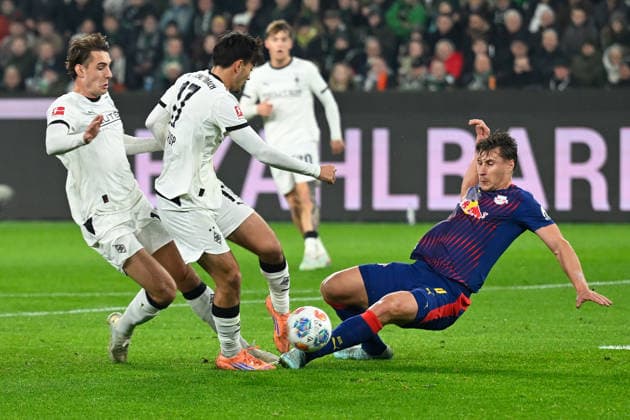(251129) -- MOENCHENGLADBACH, Nov. 29, 2025 -- Jens Castrop (2nd L) of Borussia Moenchengladbach shoots during the German first division of Bundesliga football match between Borussia Moenchengladbach and RB Leipzig in Moenchengladbach, Germany, Nov. 28, 2025. (Photo by Xinhua) (SP)GERMANY-MOENCHENGLADBACH-FOOTBALL-BUNDESLIGA-MOENCHENGLADBACH VS LEIPZIG UlrichxHufnagel 