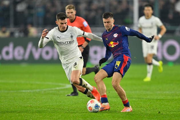 (251129) -- MOENCHENGLADBACH, Nov. 29, 2025 -- Yannik Engelhardt (L) of Borussia Moenchengladbach vies with Christoph Baumgartner of RB Leipzig during the German first division of Bundesliga football match between Borussia Moenchengladbach and RB Leipzig in Moenchengladbach, Germany, Nov. 28, 2025. (Photo by Xinhua) (SP)GERMANY-MOENCHENGLADBACH-FOOTBALL-BUNDESLIGA-MOENCHENGLADBACH VS LEIPZIG UlrichxHufnagel 