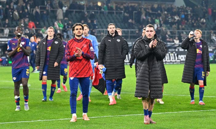 (251129) -- MOENCHENGLADBACH, Nov. 29, 2025 -- Players of RB Leipzig acknowledge spectators after the German first division of Bundesliga football match between Borussia Moenchengladbach and RB Leipzig in Moenchengladbach, Germany, Nov. 28, 2025. (Photo by Xinhua) (SP)GERMANY-MOENCHENGLADBACH-FOOTBALL-BUNDESLIGA-MOENCHENGLADBACH VS LEIPZIG UlrichxHufnagel 