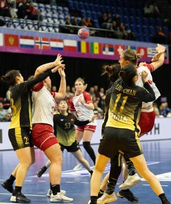 (251129) -- S-HERTOGENBOSCH, Nov. 29, 2025 -- Players vie for the ball during the preliminary round Group F handball match between China and Poland at the 27th IHF Women s Handball World Championship, WM, Weltmeisterschaft in s-Hertogenbosch, the Netherlands, Nov. 28, 2025. (Photo by Xinhua) (SP)NETHERLANDS- S-HERTOGENBOSCH-HANDBALL-IHF-WOMEN S WORLD CHAMPIONSHIP-CHINA VS POLAND SylviaxLederer 
