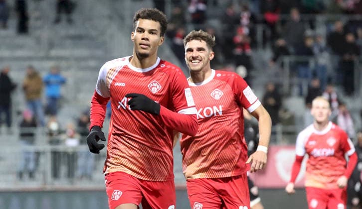 28 11 2025, xfsx, Herren, Fußball, Saison 2025 2026, Regionalliga Bayern, 20 Spieltag FC Wuerzburger Kickers TSV Buchbach v li Jermain Nischalke FC Wuerzburger Kickers , Marius Uhl FC Wuerzburger Kickers mit Torjubel, celebrate the goal, goal celebration, Jubel über das Tor zum 1 0 Wuerzburg AKON ARENA Bayern Deutschland