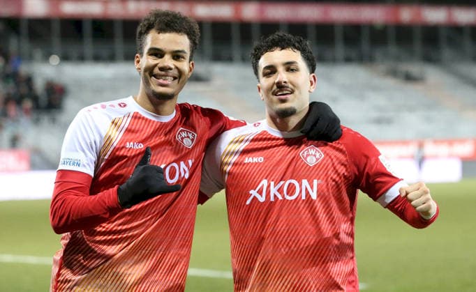 28 11 2025, xfsx, Herren, Fußball, Saison 2025 2026, Regionalliga Bayern, 20 Spieltag FC Wuerzburger Kickers TSV Buchbach v li Jermain Nischalke FC Wuerzburger Kickers , Dion Berisha FC Wuerzburger Kickers mit Torjubel, celebrate the goal, goal celebration, Jubel über das Tor zum 1 0 Wuerzburg AKON ARENA Bayern Deutschland