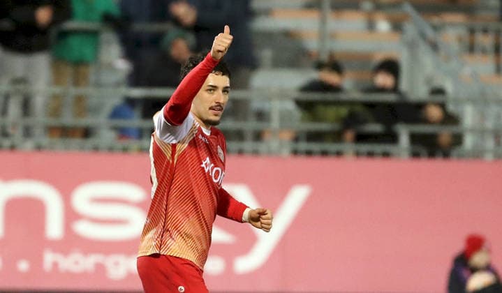 28 11 2025, xfsx, Herren, Fußball, Saison 2025 2026, Regionalliga Bayern, 20 Spieltag FC Wuerzburger Kickers TSV Buchbach v li Dion Berisha FC Wuerzburger Kickers gibt Anweisungen, gestikuliert, mit den Armen gestikulieren, gives instructions, gesticulate, Einzelbild Wuerzburg AKON ARENA Bayern Deutschland