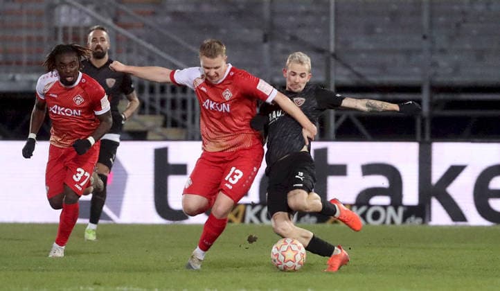 28 11 2025, xfsx, Men, Soccer, Season 2025 2026, Regionalliga Bayern, 20 Matchday FC Wuerzburger Kickers TSV Buchbach v li Eliot Muteba FC Wuerzburger Kickers , Kevin Hingerl TSV Buchbach , Philipp Ochs FC Wuerzburger Kickers , Sascha Hingerl TSV Buchbach Wuerzburg AKON ARENA Bayern Germany