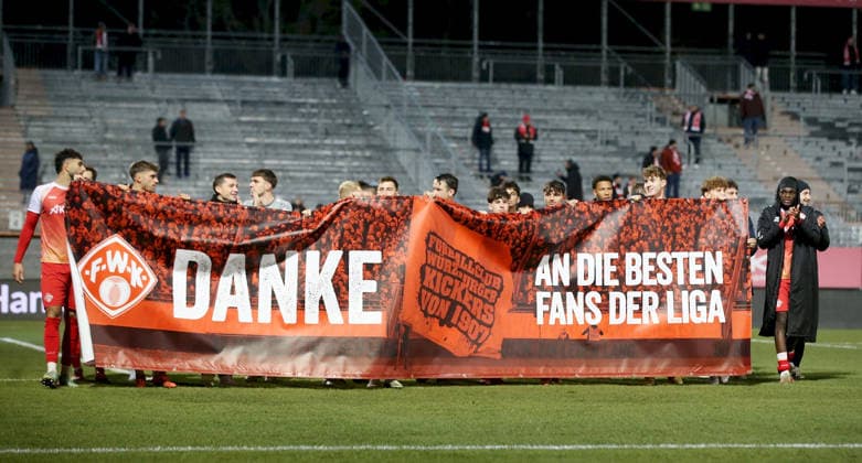 28 11 2025, xfsx, Herren, Fußball, Saison 2025 2026, Regionalliga Bayern, 20 Spieltag FC Wuerzburger Kickers TSV Buchbach v li FC Wuerzburger Kickers players thank their fans with a banner reading DANKE AN DIE BESTEN FANS DER LIGA after the end of the match Wuerzburg AKON ARENA Bayern Germany