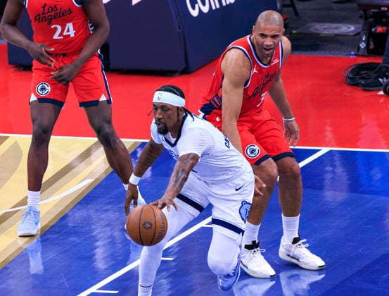 November 28, 2025, Inglewood, California, USA: Kentavious Caldwell-Pope 3 of the Memphis Grizzlies wins a rebound from Nicolas Batum 33 of the Los Angeles Clippers during their 2025 NBA, Basketball Herren, USA Cup game on Friday November 28, 2025 at Intuit Dome Arena in Inglewood, California. JAVIER ROJAS PI Inglewood USA - ZUMAp124 20251128_zaa_p124_039 Copyright: xJavierxRojasx
