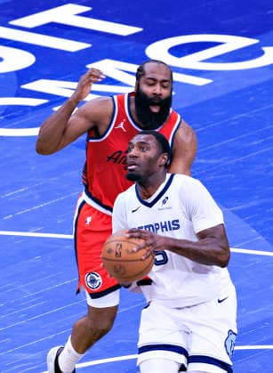 November 28, 2025, Inglewood, California, USA: Vince Williams Jr. 5 of the Memphis Grizzlies drives past James Harden 1 of the Los Angeles Clippers during their 2025 NBA, Basketball Herren, USA Cup game on Friday November 28, 2025 at Intuit Dome Arena in Inglewood, California. JAVIER ROJAS PI Inglewood USA - ZUMAp124 20251128_zaa_p124_043 Copyright: xJavierxRojasx
