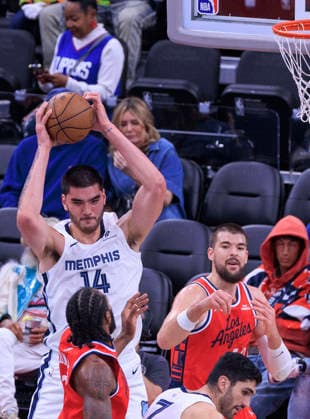 November 28, 2025, Inglewood, California, USA: Zach Edey 14 of the Memphis Grizzlies wins a rebound during their 2025 NBA, Basketball Herren, USA Cup game against the Los Angeles Clippers on Friday November 28, 2025 at Intuit Dome Arena in Inglewood, California. JAVIER ROJAS PI Inglewood USA - ZUMAp124 20251128_zaa_p124_049 Copyright: xJavierxRojasx