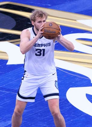 November 28, 2025, Inglewood, California, USA: Jock Landale 31 of the Memphis Grizzlies looks to pass during their 2025 NBA, Basketball Herren, USA Cup game against the Los Angeles Clippers on Friday November 28, 2025 at Intuit Dome Arena in Inglewood, California. JAVIER ROJAS PI Inglewood USA - ZUMAp124 20251128_zaa_p124_051 Copyright: xJavierxRojasx