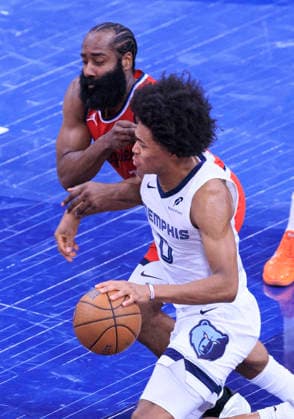 November 28, 2025, Inglewood, California, USA: Jaylen Wells 0 of the Memphis Grizzlies is guarded by James Harden 1 of the Los Angeles Clippers during their 2025 NBA, Basketball Herren, USA Cup game on Friday November 28, 2025 at Intuit Dome Arena in Inglewood, California. JAVIER ROJAS PI Inglewood USA - ZUMAp124 20251128_zaa_p124_052 Copyright: xJavierxRojasx