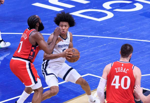 November 28, 2025, Inglewood, California, USA: Jaylen Wells 0 of the Memphis Grizzlies tries to pass away from James Harden 1 of the Los Angeles Clippers during their 2025 NBA, Basketball Herren, USA Cup game on Friday November 28, 2025 at Intuit Dome Arena in Inglewood, California. JAVIER ROJAS PI Inglewood USA - ZUMAp124 20251128_zaa_p124_053 Copyright: xJavierxRojasx
