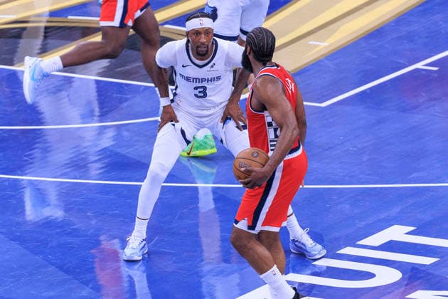 November 28, 2025, Inglewood, California, USA: James Harden 1of the Memphis Grizzlies is guarded by Kentavious Caldwell-Pope 3 of the Los Angeles Clippers during their 2025 NBA, Basketball Herren, USA Cup game on Friday November 28, 2025 at Intuit Dome Arena in Inglewood, California. JAVIER ROJAS PI Inglewood USA - ZUMAp124 20251128_zaa_p124_060 Copyright: xJavierxRojasx