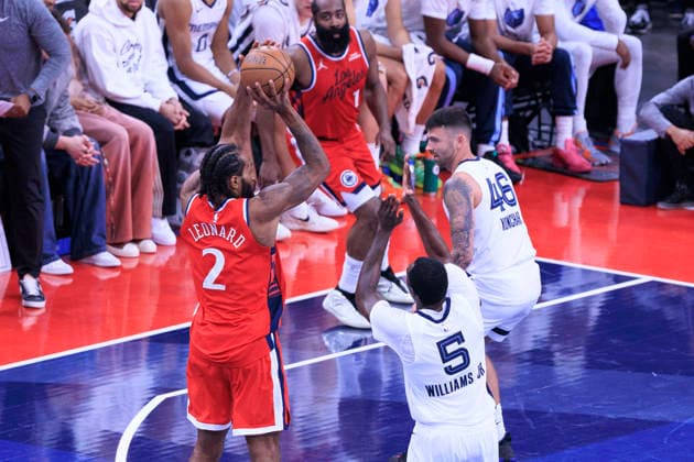 November 28, 2025, Inglewood, California, USA: Kawhi Leonard 2 of the Los Angeles Clippers puts a three point shot over Vince Williams Jr. 5 of the Memphis Grizzlies during their 2025 NBA, Basketball Herren, USA Cup game on Friday November 28, 2025 at Intuit Dome Arena in Inglewood, California. JAVIER ROJAS PI Inglewood USA - ZUMAp124 20251128_zaa_p124_063 Copyright: xJavierxRojasx