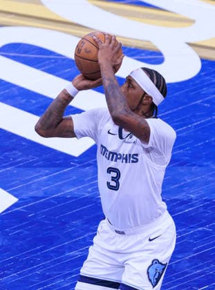November 28, 2025, Inglewood, California, USA: Kentavious Caldwell-Pope 3 of the Memphis Grizzlies looks to put up a shot during their 2025 NBA, Basketball Herren, USA Cup game against the Los Angeles Clippers on Friday November 28, 2025 at Intuit Dome Arena in Inglewood, California. JAVIER ROJAS PI Inglewood USA - ZUMAp124 20251128_zaa_p124_065 Copyright: xJavierxRojasx