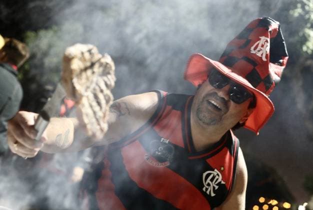 Mass fan rally in Lima ahead of the Libertadores final LIMA, PERU - NOVEMBER 28,2025 A man cooks meat as thousands of Flamengo and Palmeiras fans gather on the night before the Copa Libertadores final on November 28, 2025 in Lima, Peru. Thousands of supporters gathered in different parts of the capital to cheer for their teams on the eve of the Copa Libertadores final, which will be played this November 29 in the city of Lima. Klebher Vasquez Anadolu Lima Peru. Editorial use only. Please get in touch for any other usage.  Copyright: x2025xAnadoluxKlebherxVasquezx
