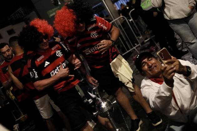 Mass fan rally in Lima ahead of the Libertadores final LIMA, PERU - NOVEMBER 28,2025 Thousands of Flamengo and Palmeiras fans gather on the night before the Copa Libertadores final on November 28, 2025 in Lima, Peru. Thousands of supporters gathered in different parts of the capital to cheer for their teams on the eve of the Copa Libertadores final, which will be played this November 29 in the city of Lima. Klebher Vasquez Anadolu Lima Peru. Editorial use only. Please get in touch for any other usage.  Copyright: x2025xAnadoluxKlebherxVasquezx