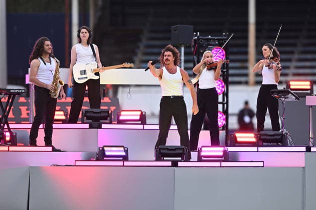 AFLW GRAND FINAL, Adam Hyde (centre) performs during the AFLW Grand Final match between the North Melbourne Kangaroos and the Brisbane Lions at Ikon Park in Melbourne, Saturday, November 29, 2025. ( NO ARCHIVING, EDITORIAL USE ONLY MELBOURNE VICTORIA AUSTRALIA  Copyright: xJAMESxROSSx 20251129124485286203