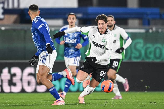 Como 1907 v US Sassuolo Calcio - Serie A Andrea Pinamonti of Sassuolo FC is in action during the Italian Serie A football match between Calcio Como and Sassuolo FC at the Giuseppe Senigallia stadium in Como, Italy, on November 28, 2025 Como Italy  Copyright: xTizianoxBallabiox originalFilename:ballabio-calcioco251128_np2bN.jpg