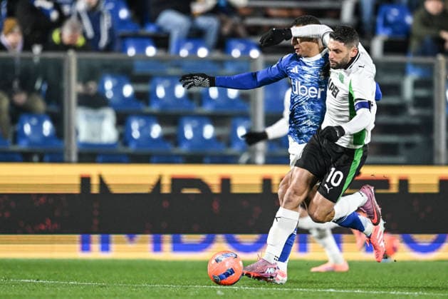 Como 1907 v US Sassuolo Calcio - Serie A Domenico Berardi of Sassuolo FC is in action during the Italian Serie A football match between Calcio Como and Sassuolo FC at the Giuseppe Senigallia stadium in Como, Italy, on November 28, 2025 Como Italy  Copyright: xTizianoxBallabiox originalFilename:ballabio-calcioco251128_npP3f.jpg