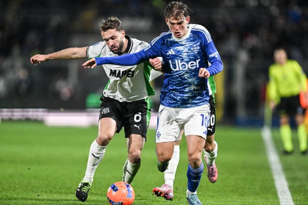 Como 1907 v US Sassuolo Calcio - Serie A Nico Paz of Calcio Como is in action during the Italian Serie A football match between Calcio Como and Cagliari Calcio at the Giuseppe Senigallia stadium in Como, Italy, on November 8, 2025. Como Italy  Copyright: xTizianoxBallabiox originalFilename:ballabio-calcioco251128_npZZj.jpg