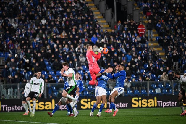Como 1907 v US Sassuolo Calcio - Serie A Jean Butez of Calcio Como is in action during the Italian Serie A football match between Calcio Como and Cagliari Calcio at the Giuseppe Senigallia stadium in Como, Italy, on November 8, 2025 Como Italy  Copyright: xTizianoxBallabiox originalFilename:ballabio-calcioco251128_npidH.jpg