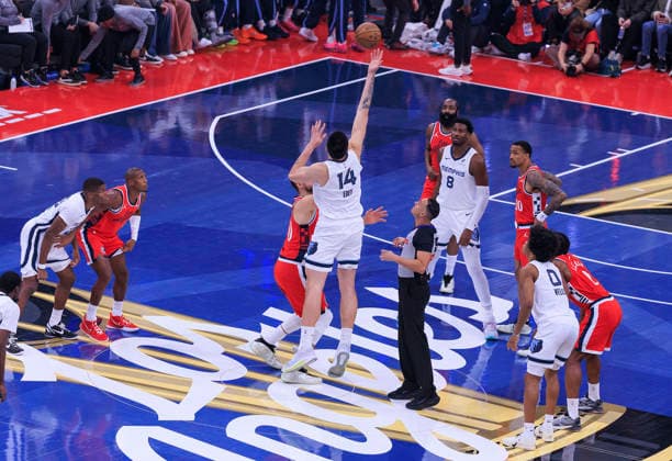 November 28, 2025, Inglewood, California, USA: Zach Edey 14 of the Memphis Grizzlies wins the tipoff during their 2025 NBA, Basketball Herren, USA Cup game against the Los Angeles Clippers on Friday November 28, 2025 at Intuit Dome Arena in Inglewood, California. JAVIER ROJAS PI Inglewood USA - ZUMAp124 20251128_zaa_p124_078 Copyright: xJavierxRojasx
