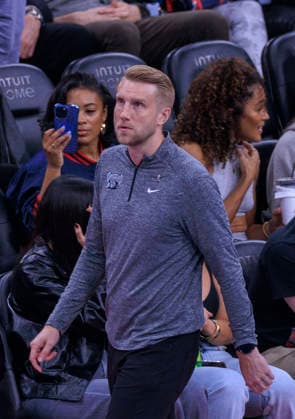 November 28, 2025, Inglewood, California, USA: Head coach, Tuomas Iisalo of the Memphis Grizzlies during their 2025 NBA, Basketball Herren, USA Cup game against the Los Angeles Clippers on Friday November 28, 2025 at Intuit Dome Arena in Inglewood, California. JAVIER ROJAS PI Inglewood USA - ZUMAp124 20251128_zaa_p124_083 Copyright: xJavierxRojasx