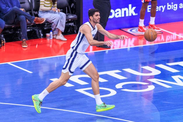November 28, 2025, Inglewood, California, USA: Zach Edey 14 of the Memphis Grizzlies passes the ball during their 2025 NBA, Basketball Herren, USA Cup game against the Los Angeles Clippers on Friday November 28, 2025 at Intuit Dome Arena in Inglewood, California. JAVIER ROJAS PI Inglewood USA - ZUMAp124 20251128_zaa_p124_084 Copyright: xJavierxRojasx