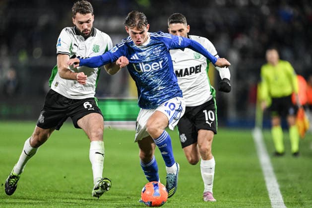 Nico Paz of Calcio Como in action during the Italian Serie A football match between Calcio Como and Cagliari Calcio on November 8th 2025 at the Giuseppe Senigallia stadium in Como, Italy  Copyright: xTizianoxBallabio IPAxSportx xipa-agency.netx xx IPA_68495995 IPA_Agency_IPA68495995