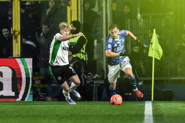 Mergim Vojvoda of Calcio Como in action during the Italian Serie A football match between Calcio Como and Cagliari Calcio on November 8th 2025 at the Giuseppe Senigallia stadium in Como, Italy  Copyright: xTizianoxBallabio IPAxSportx xipa-agency.netx xx IPA_68495919 IPA_Agency_IPA68495919