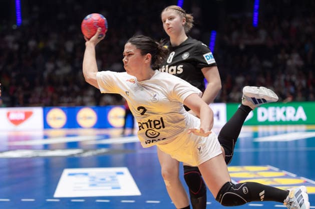 Uruguay Germany, IHF Womens Handball World Championship Julieta Pessina Portos Uruguay, 2 jumps past Nina Engel Germany, 8 into the circle Preliminary round match of the Womens Handball World Championship between Uruguay and Germany on November 28, 2025 at the Porsche Arena in Stuttgart , Stuttgart Baden Württemberg Germany Porsche Arena