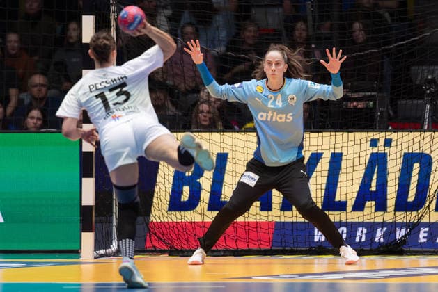 Uruguay Germany, IHF Womens Handball World Championship goalkeeper Sarah Wachter Germany, 24 awaits a seven-meter penalty from Maite Pessina Portos Uruguay, 13 Preliminary round match of the Womens Handball World Championship between Uruguay and Germany on November 28, 2025 at the Porsche Arena in Stuttgart , Stuttgart Baden Württemberg Germany Porsche Arena