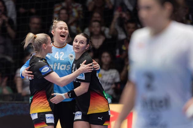 Uruguay Germany, IHF Womens Handball World Championship Antje Döll Germany, 29 , goalkeeper Katharina Filter Germany, 42 and Mareike Thomaier Germany, 10 are happy after the victory over Uruguay in the preliminary round match of the Womens Handball World Championship between Uruguay and Germany on November 28, 2025 at the Porsche Arena in Stuttgart , Stuttgart Baden Württemberg Germany Porsche Arena