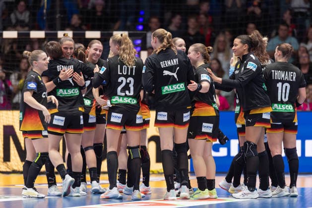 Uruguay Germany, IHF Womens Handball World Championship German handball women cheer after the final siren Preliminary round match of the Womens Handball World Championship between Uruguay and Germany on November 28, 2025 at the Porsche Arena in Stuttgart , Stuttgart Baden Württemberg Germany Porsche Arena
