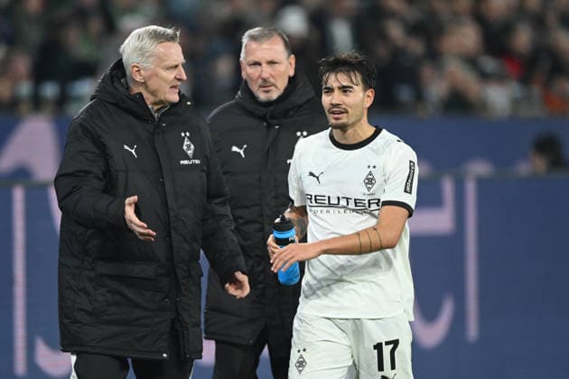 Jens CASTROP MG is substituted, injured, injury, Football 1 Bundesliga Season 2025 2026, 12 Matchday, Matchday12, matchday12, Borussia Moenchengladbach MG RB Leipzig L 0 0 am 28 11 2025 BORUSSIA PARK Moenchengladbach DFL regulations prohibit any use of photographs as image sequences and or quasi video ÃÂ