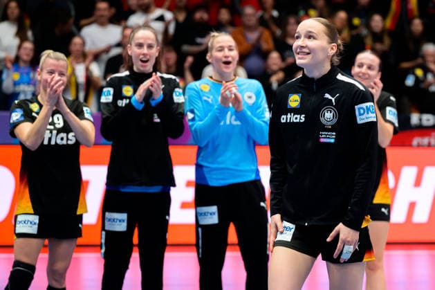 Handball, Womens World Championship, Group C Uruguay Germany Nieke Kühne Kuehne Germany Player of the MAtch, in the background applauding Antje Döll Doell Germany , Goalkeeper Sarah Wachter Germany , Goalkeeper Katharina Filter Germany Stuttgart Porsche Arena Baden Württemberg Germany