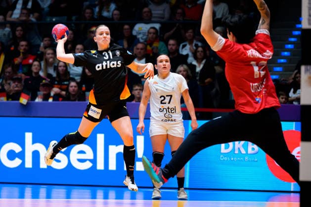 Handball, Womens World Championship, Group C Uruguay Germany Alexia Hauf Germany , Viviana Hergatacorzian Kehyaian Uruguay Stuttgart Porsche Arena Baden Württemberg Germany