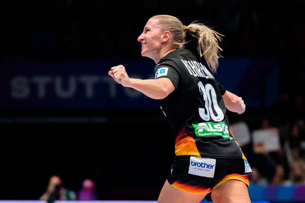 Handball, Womens World Cup, Group C Uruguay Germany Jenny Behrend Germany Cheers Joy Emotion Goal celebration Goalscorer Goalscorer Stuttgart Porsche Arena Baden Württemberg Germany