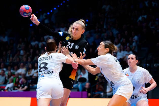 Handball, Womens World Championship, Group C Uruguay Germany v li in duel Camila Bianco Castiella Uruguay , Annika Lott Germany Stuttgart Porsche Arena Baden Württemberg Germany