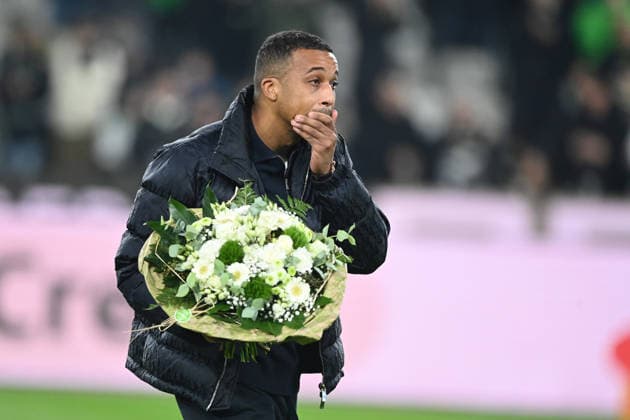 Farewell to former Gladbach player Alassane PLEA, Emotion, Football 1 Bundesliga Season 2025 2026, 12 Matchday, Matchday12, matchday12, Borussia Moenchengladbach MG RB Leipzig L 0 0 on 28 11 2025 BORUSSIA PARK Moenchengladbach DFL regulations prohibit any use of photographs as image sequences and or quasi video ÃÂ