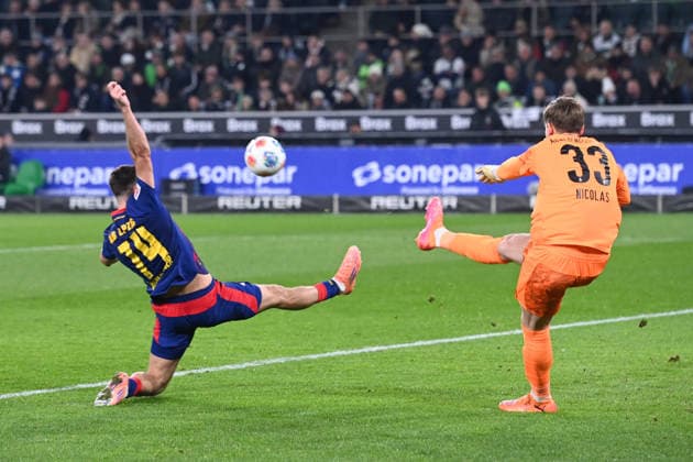Goalkeeper Moritz NICOLAS MG vs Christoph BAUMGARTNER L Action, duel, Football 1 Bundesliga Season 2025 2026, 12 Matchday, Matchday12, matchday12, Borussia Moenchengladbach MG RB Leipzig L on 28 11 2025 BORUSSIA PARK Moenchengladbach DFL regulations prohibit any use of photographs as image sequences and or quasi video ÃÂ