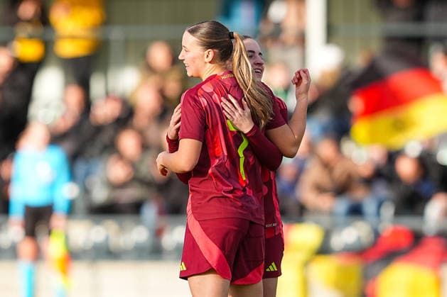 29 11 2025, xydrx, Football, International, European Championship Qualification U19 Women, Germany Faroe Islands, Sportschule Wedau Goal celebration after the goal to 1 0 for Germany by scorer Zoe Schick GER 7 together with Leonie Koepp GER 9 DFB regulations prohibit any use of photographs as image sequences and or quasi video Photo xYannisxDreimannxPressefotokochx Nordrhein Westfahlen Germany