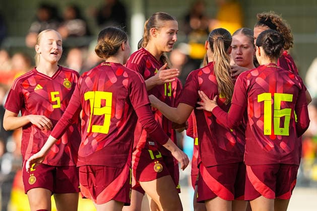 29 11 2025, xydrx, soccer, international match, European Championship qualification U19 women, Germany Faroe Islands, Sportschule Wedau Goal celebration after the 1-0 goal for Germany by scorer Zoe Schick GER 7 together with Leonie Koepp GER 9 and Luzie Zaehringer GER 5 Tessa Zimmermann GER 19 Svenja Voehringer GER 13 Kassandra Potsi GER 16 DFB regulations prohibit any use of photographs as image sequences and or quasi video Photo xYannisxDreimannxPressefotokochx Nordrhein Westfahlen Germany