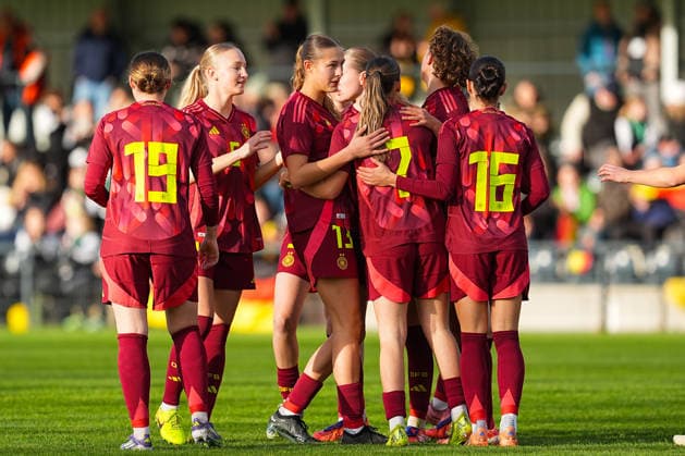 29 11 2025, xydrx, soccer, international match, European Championship qualification U19 women, Germany Faroe Islands, Sportschule Wedau orjubel after the goal to 1 0 for Germany by scorer Zoe Schick GER 7 together with Leonie Koepp GER 9 and Luzie Zaehringer GER 5 Tessa Zimmermann GER 19 Svenja Voehringer GER 13 Kassandra Potsi GER 16 DFB regulations prohibit any use of photographs as image sequences and or quasi video Photo xYannisxDreimannxPressefotokochx Nordrhein Westfahlen Germany