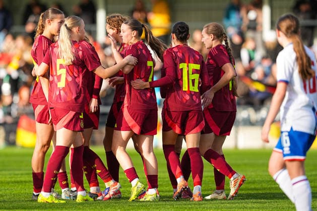 29 11 2025, xydrx, soccer, international match, European Championship qualification U19 women, Germany Faroe Islands, Sportschule Wedau orjubel after the goal to 1 0 for Germany by scorer Zoe Schick GER 7 together with Leonie Koepp GER 9 and Luzie Zaehringer GER 5 Tessa Zimmermann GER 19 Svenja Voehringer GER 13 Kassandra Potsi GER 16 DFB regulations prohibit any use of photographs as image sequences and or quasi video Photo xYannisxDreimannxPressefotokochx Nordrhein Westfahlen Germany