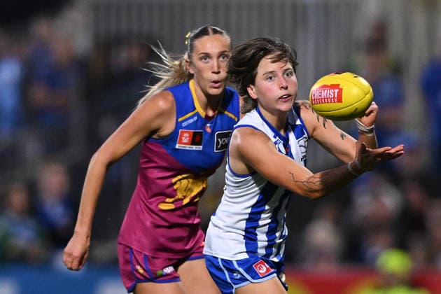 AFLW GRAND FINAL, Tess Craven of the Kangaroos (right) handballs the footy during the AFLW Grand Final match between the North Melbourne Kangaroos and the Brisbane Lions at Ikon Park in Melbourne, Saturday, November 29, 2025. ( NO ARCHIVING, EDITORIAL USE ONLY MELBOURNE VICTORIA AUSTRALIA  Copyright: xJAMESxROSSx 20251129111407876549